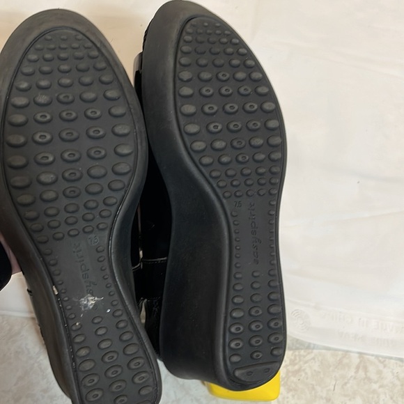 Easy spirit black raised heal with elastic closures  Size 7.5- like new - Picture 6 of 11
